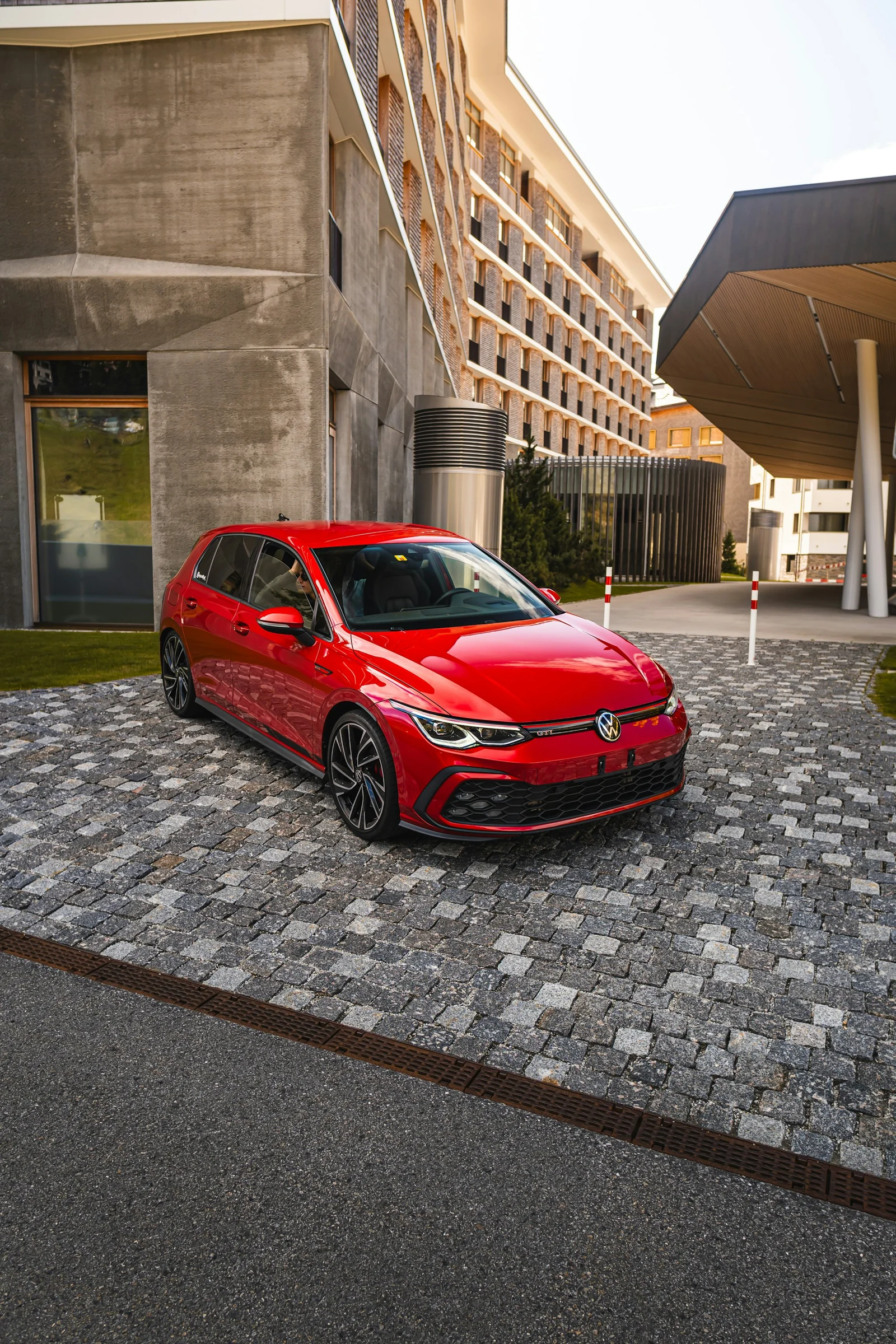 Volkswagen compacte rouge stationnée en Suisse