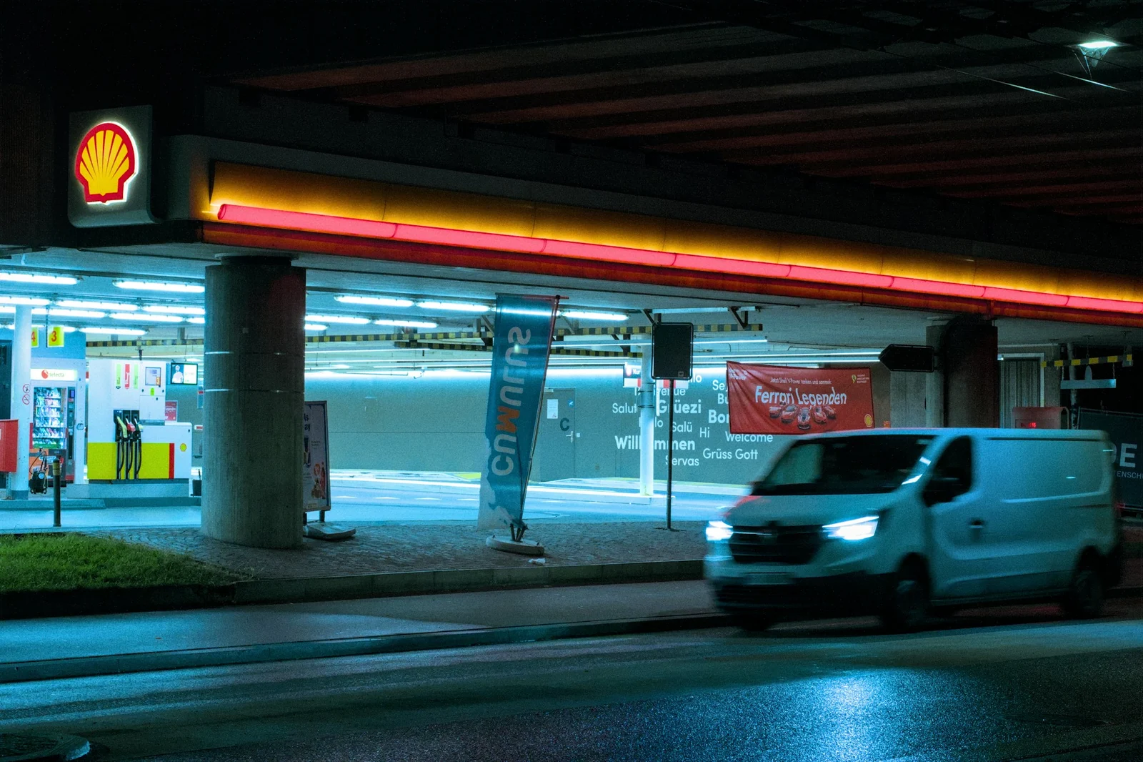 Station-service éclairée à Zurich