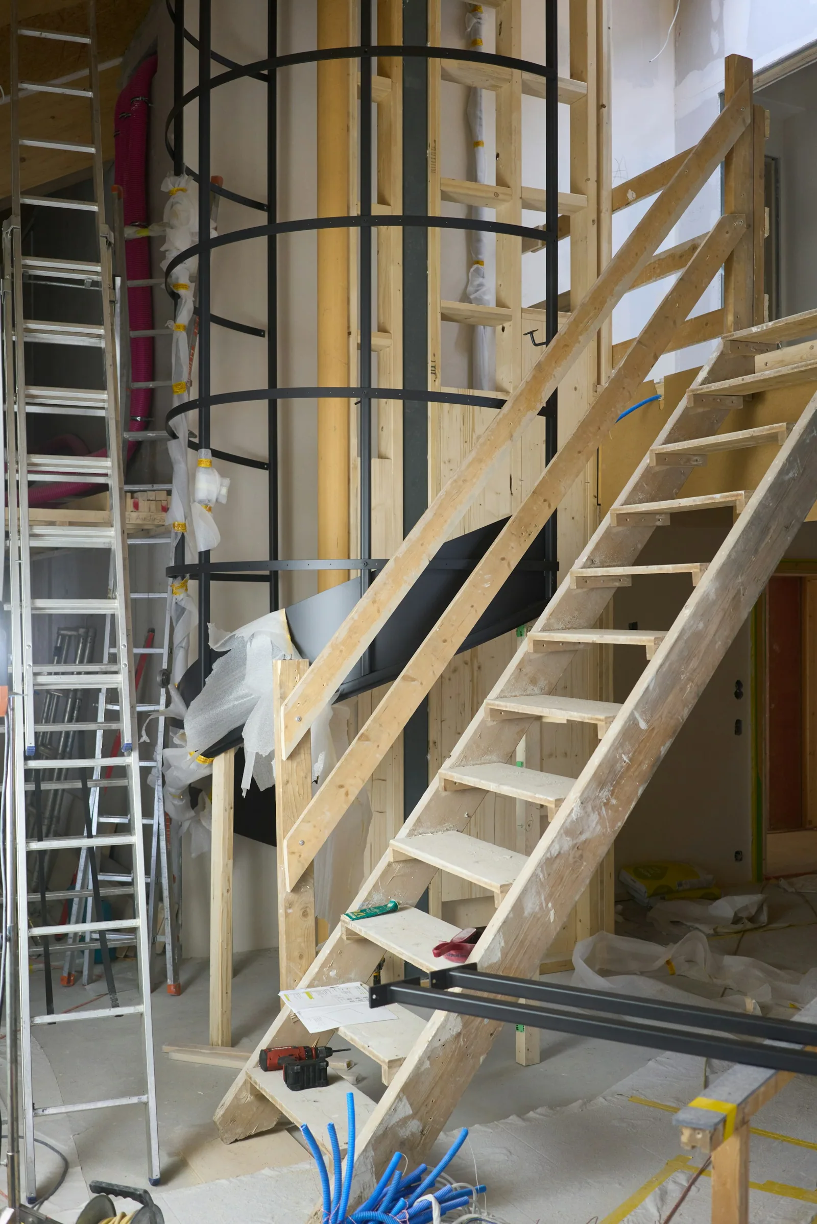 Escalier en bois avec protections et échafaudage sur un chantier à Andermatt.