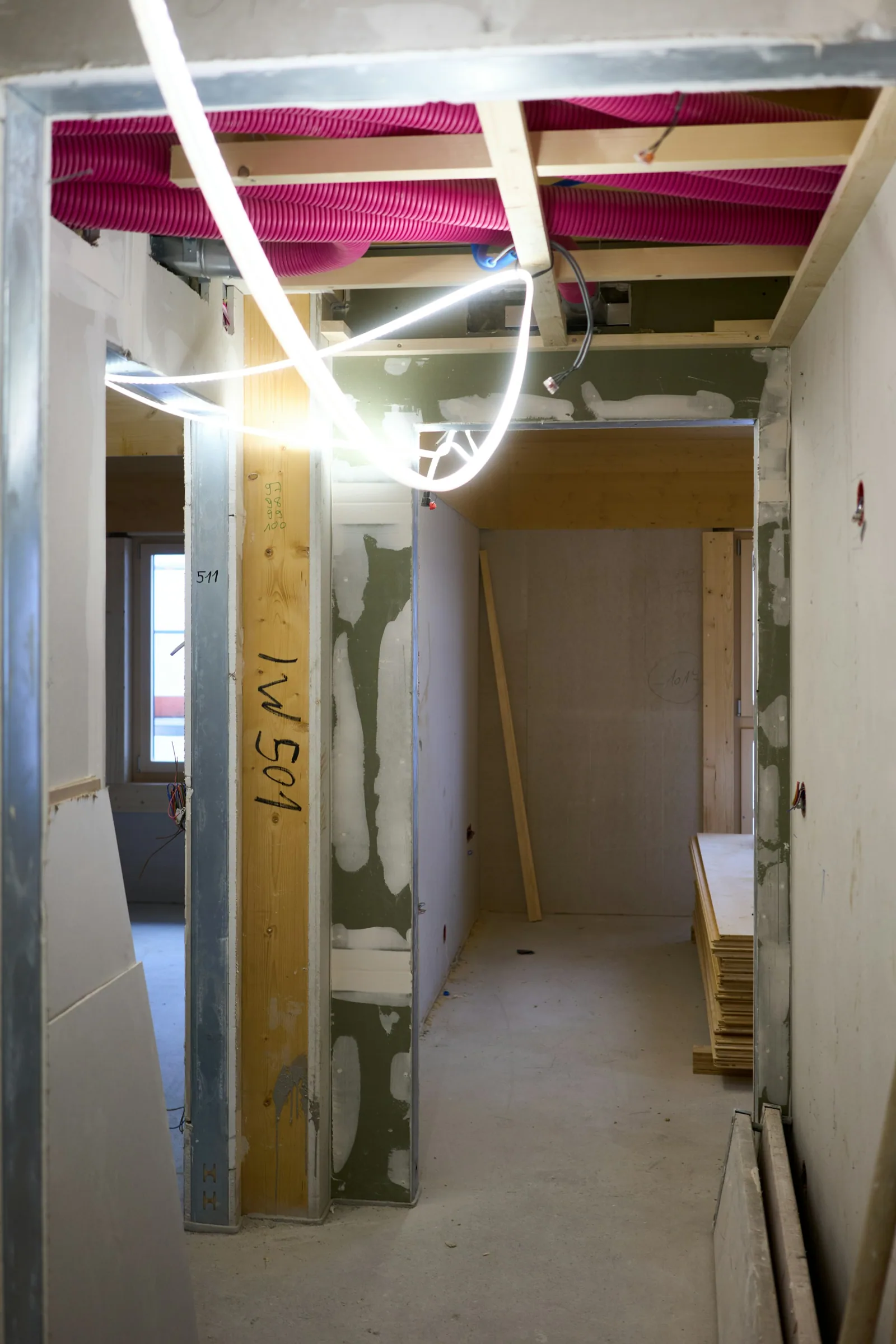 Couloir et cloisons d’un bâtiment en travaux à Andermatt.