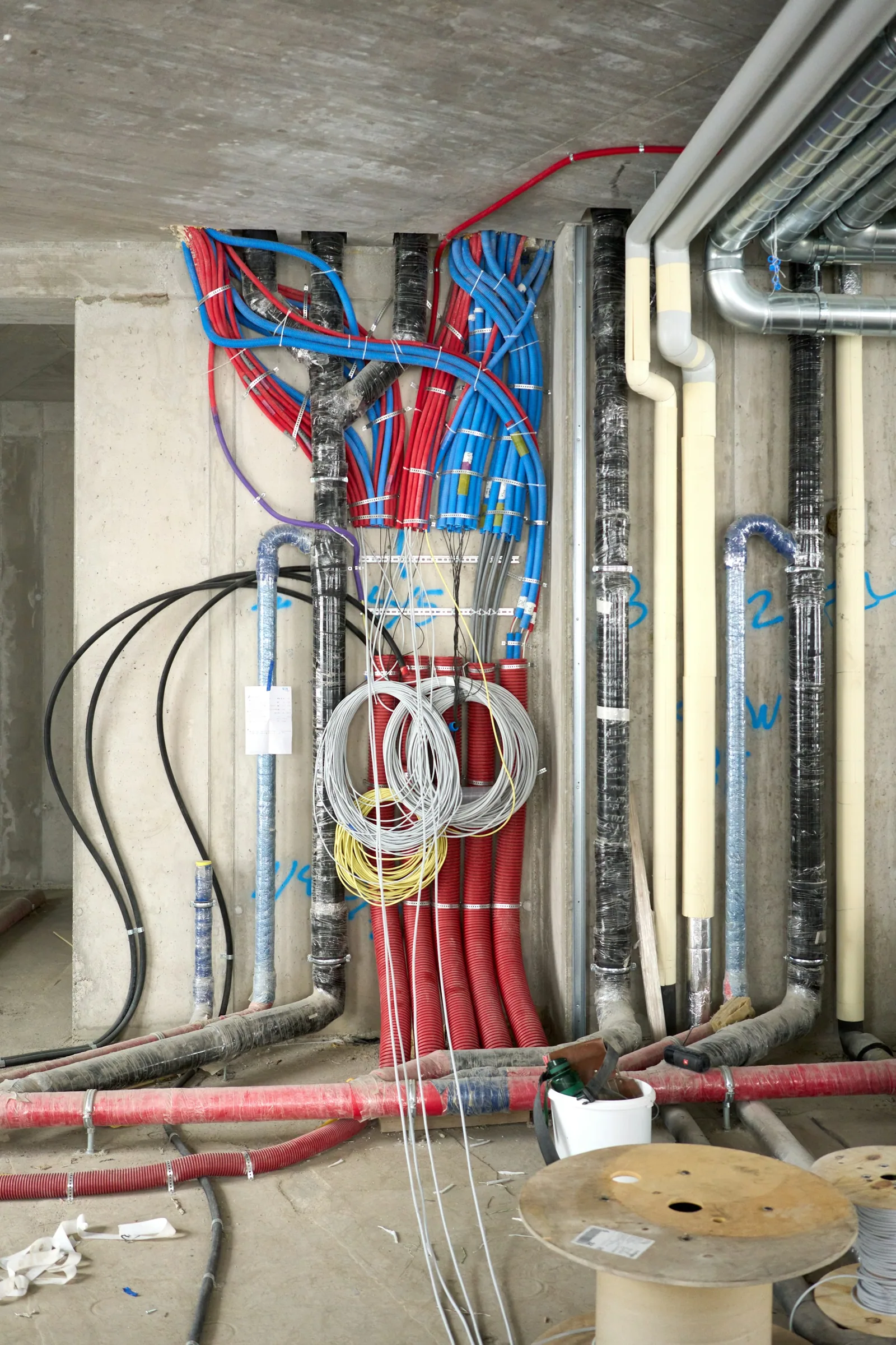 Câbles et conduites ouverts dans une cloison en travaux à Andermatt.