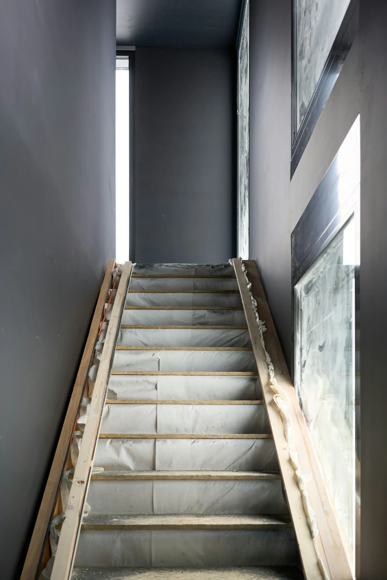 Escalier intérieur et parois encore en chantier à Trübsee.