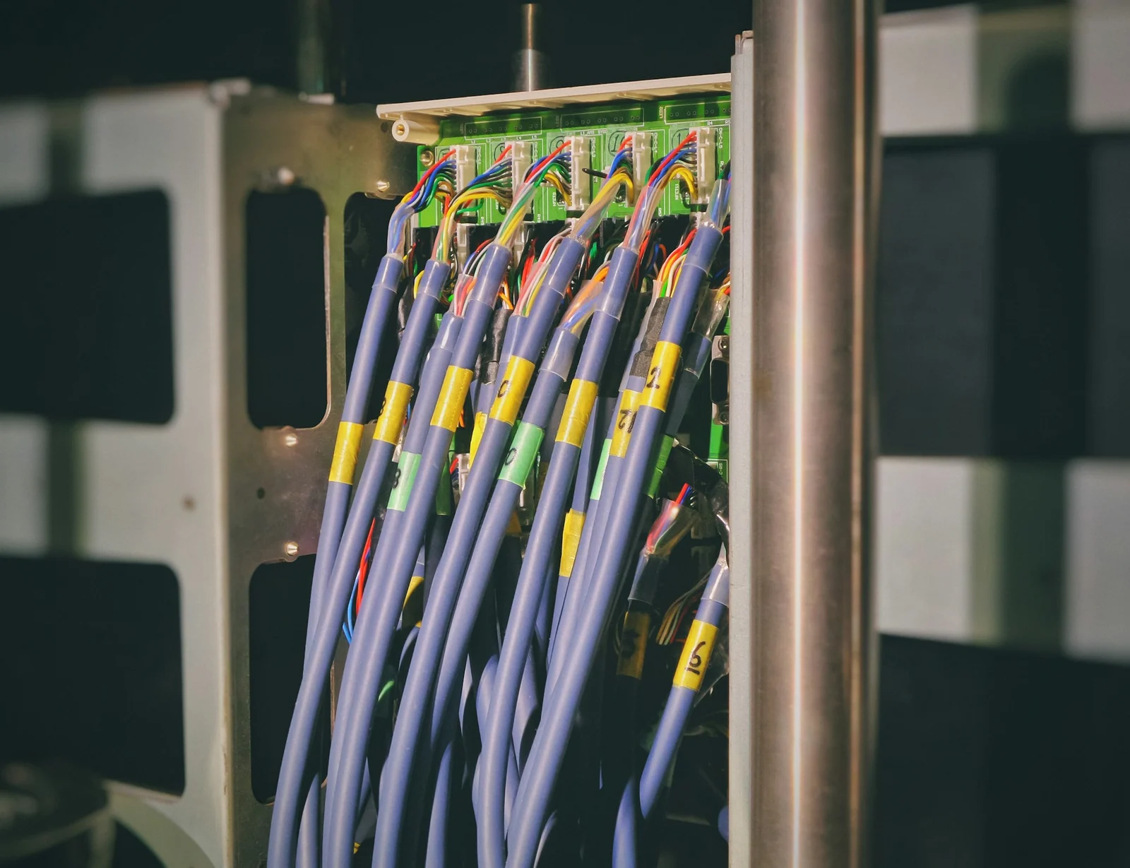 Câbles Ethernet raccordés à une baie réseau