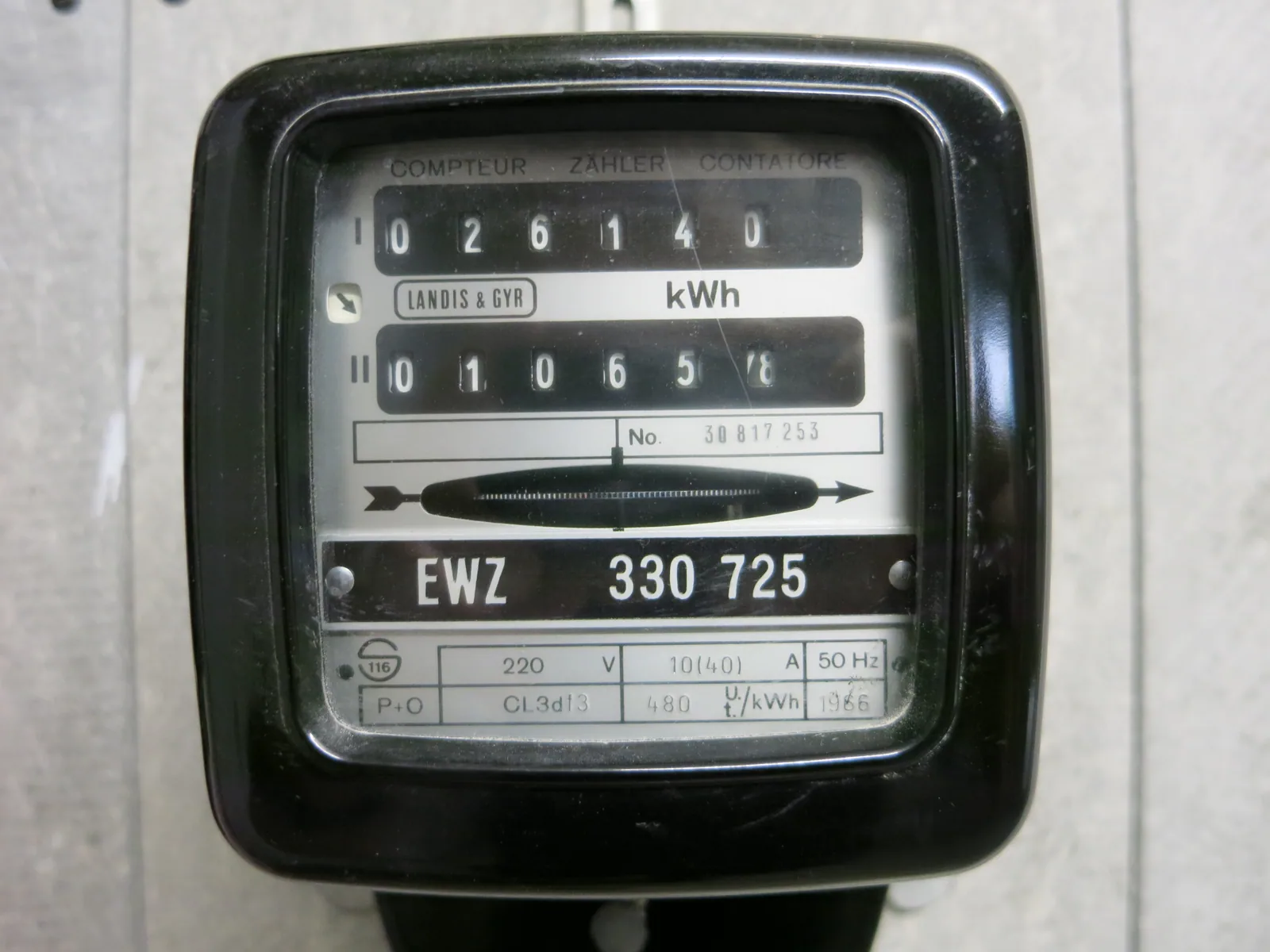 Ancien compteur électrique Landis & Gyr suisse affichant des index en kWh.