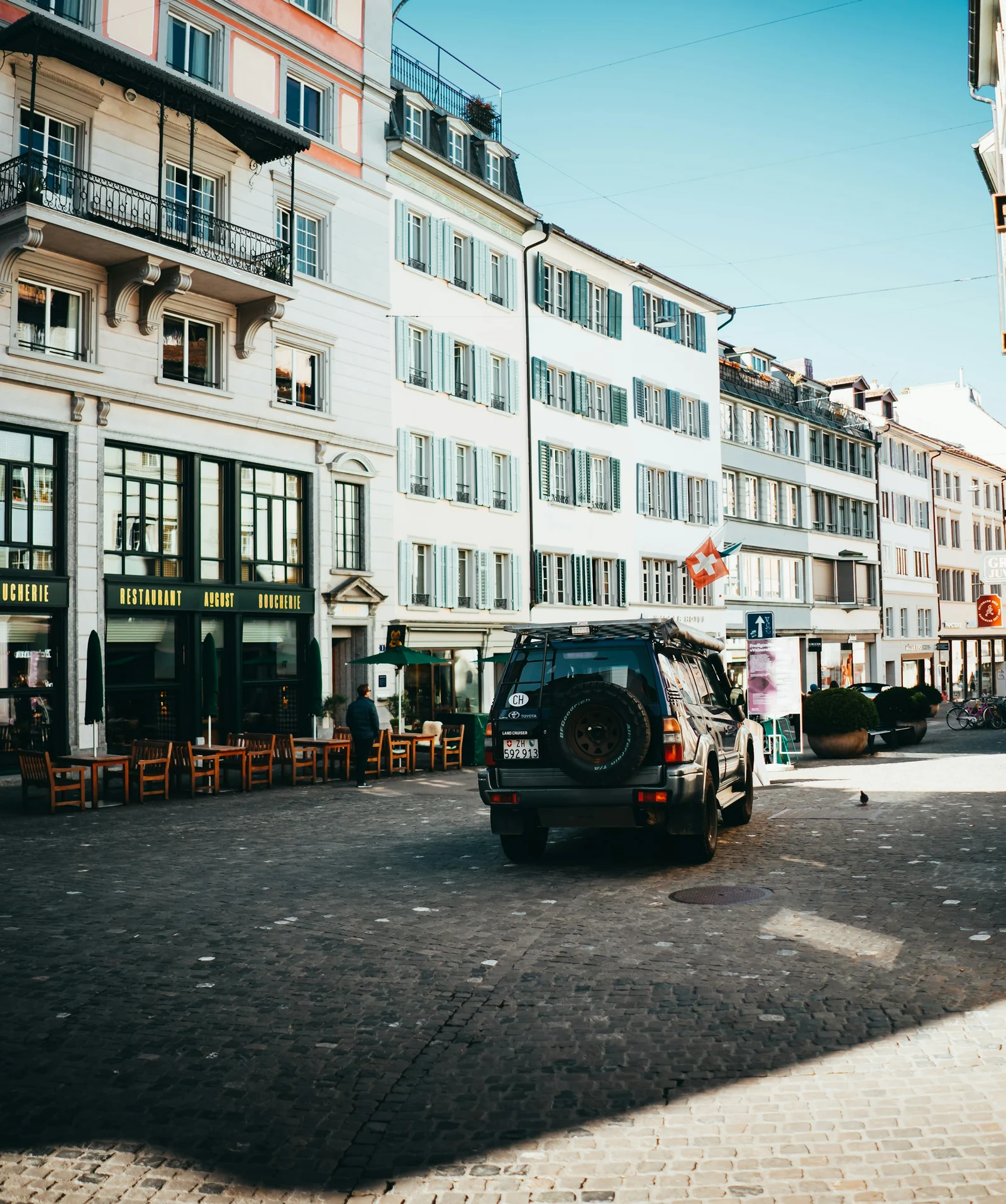 Voiture stationnée dans une rue de Zurich