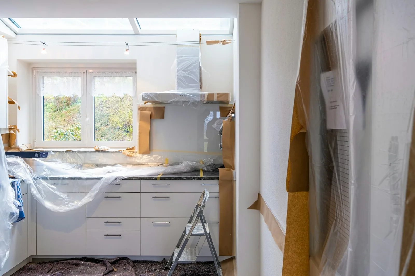 Cuisine protégée par des bâches pendant des travaux à Zürich.