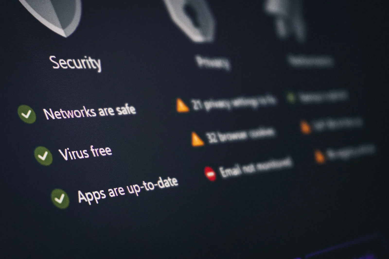 Tableau de bord d’un logiciel de sécurité montrant antivirus, réseau et mises à jour