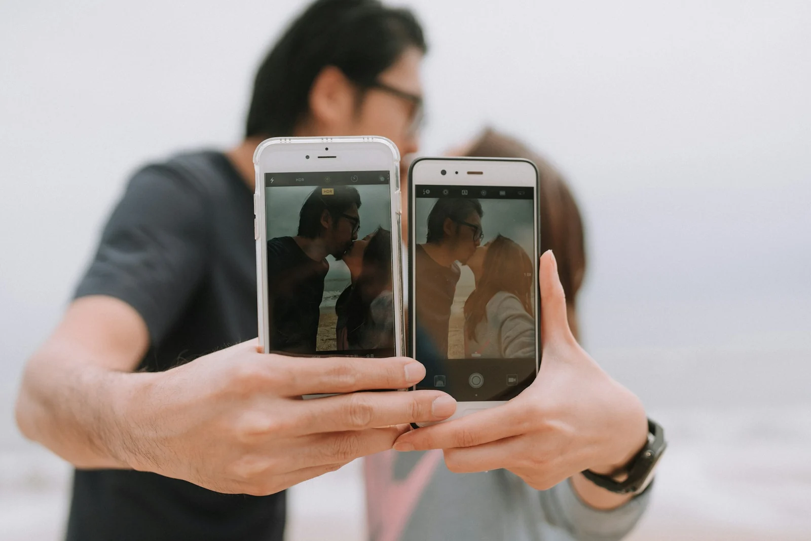 Deux personnes présentant leurs téléphones