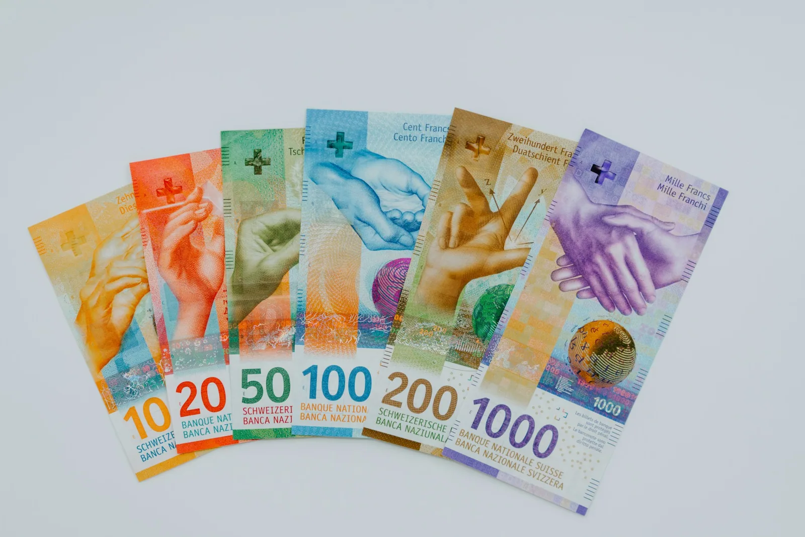 Billets de dix à mille francs suisses disposés en éventail.