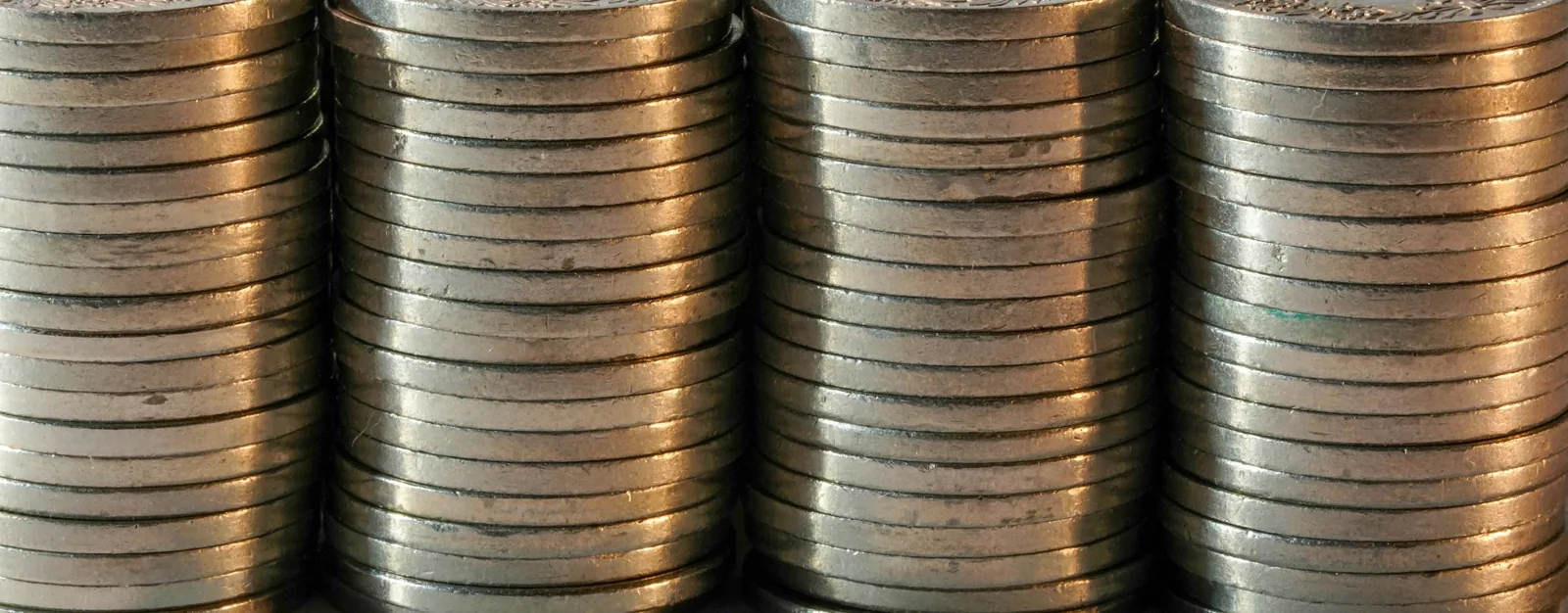 Piles de pièces suisses photographiées en gros plan.
