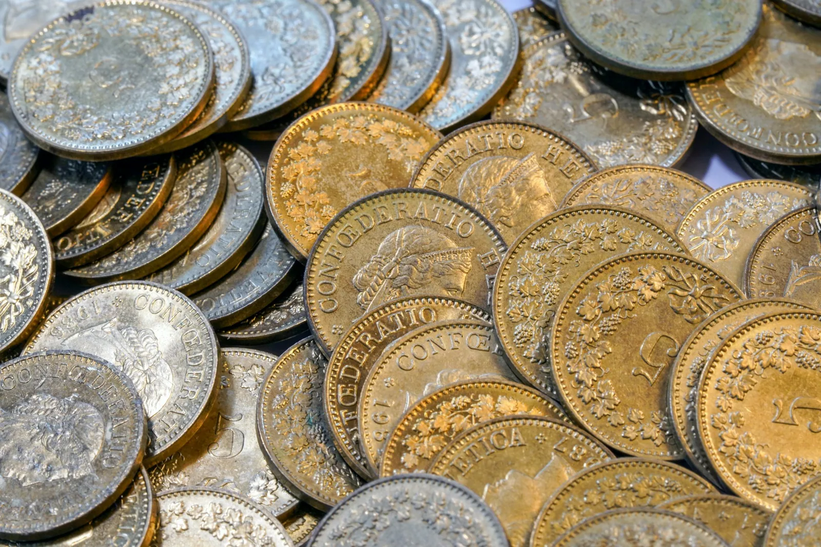 Gros plan de pièces de monnaie suisses.