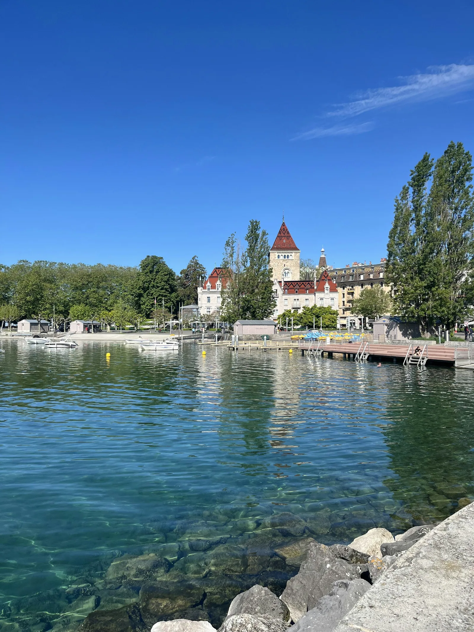 Rives du Léman et château d’Ouchy à Lausanne par temps ensoleillé.