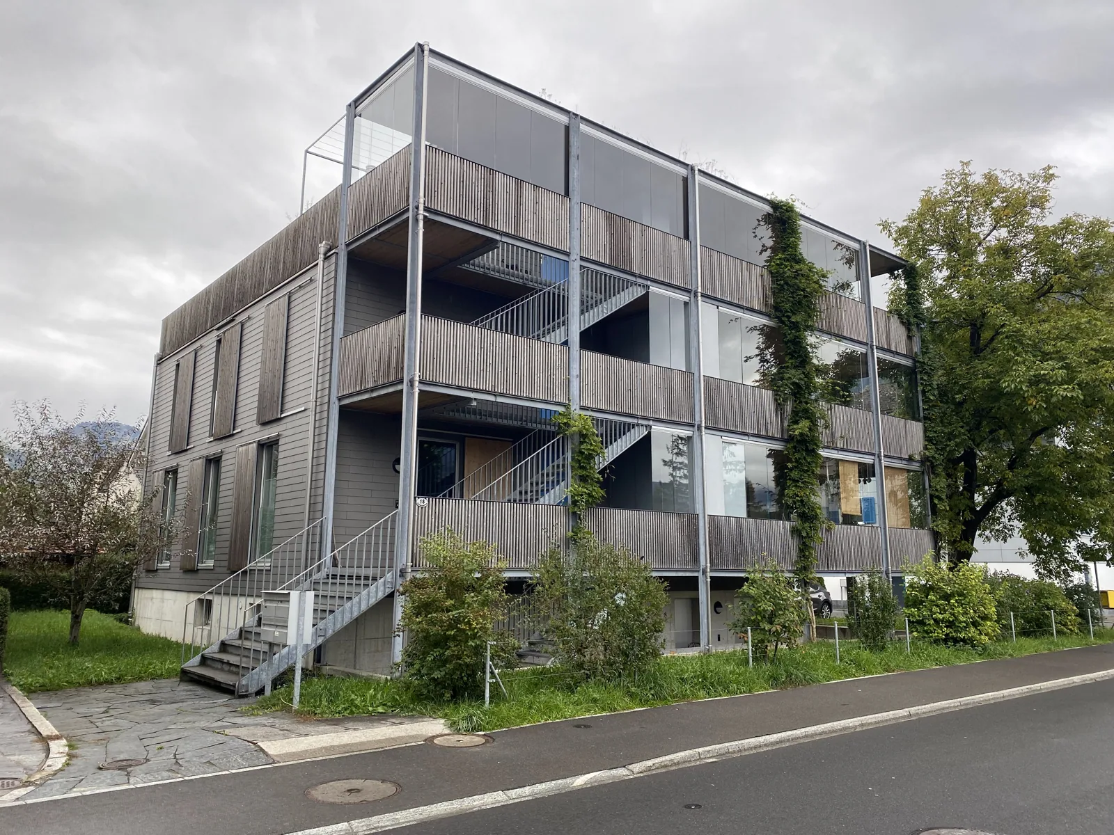 Immeuble résidentiel contemporain avec balcons à Brunnen, dans le canton de Schwyz.
