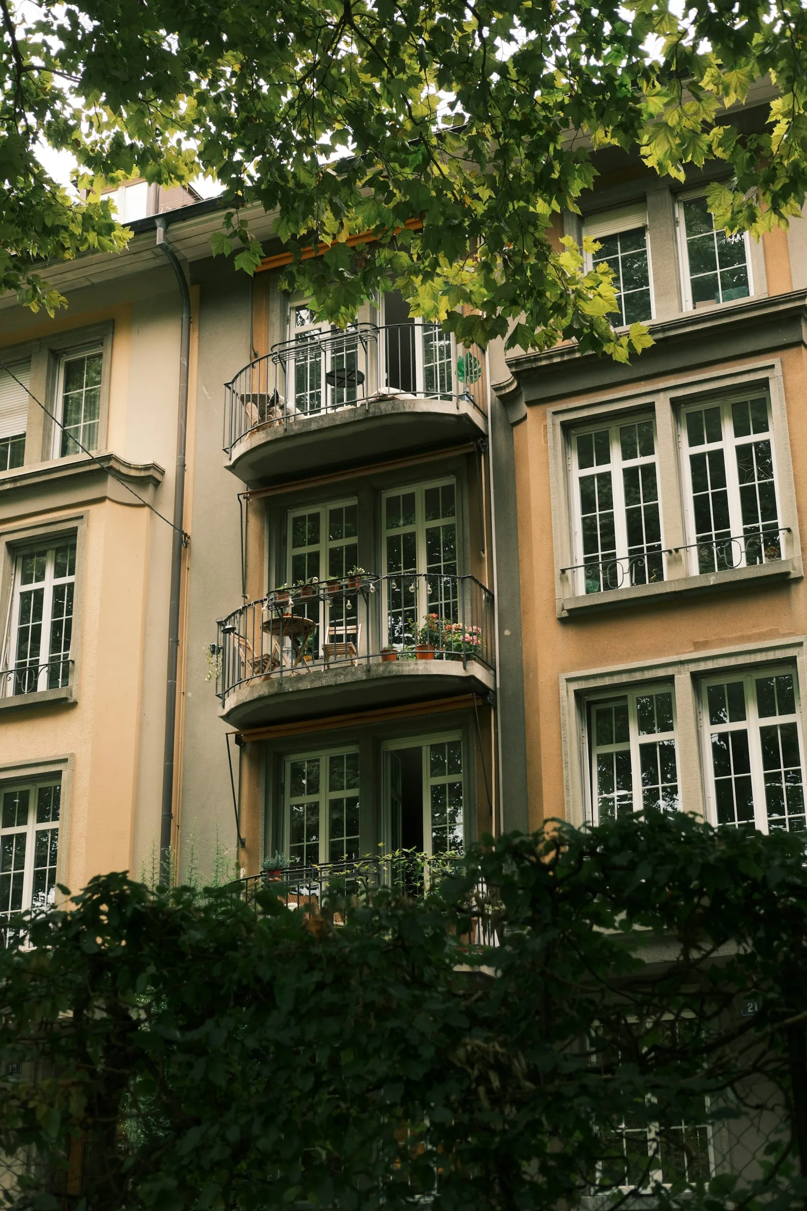 Façade résidentielle avec balcons et végétation à Bâle.