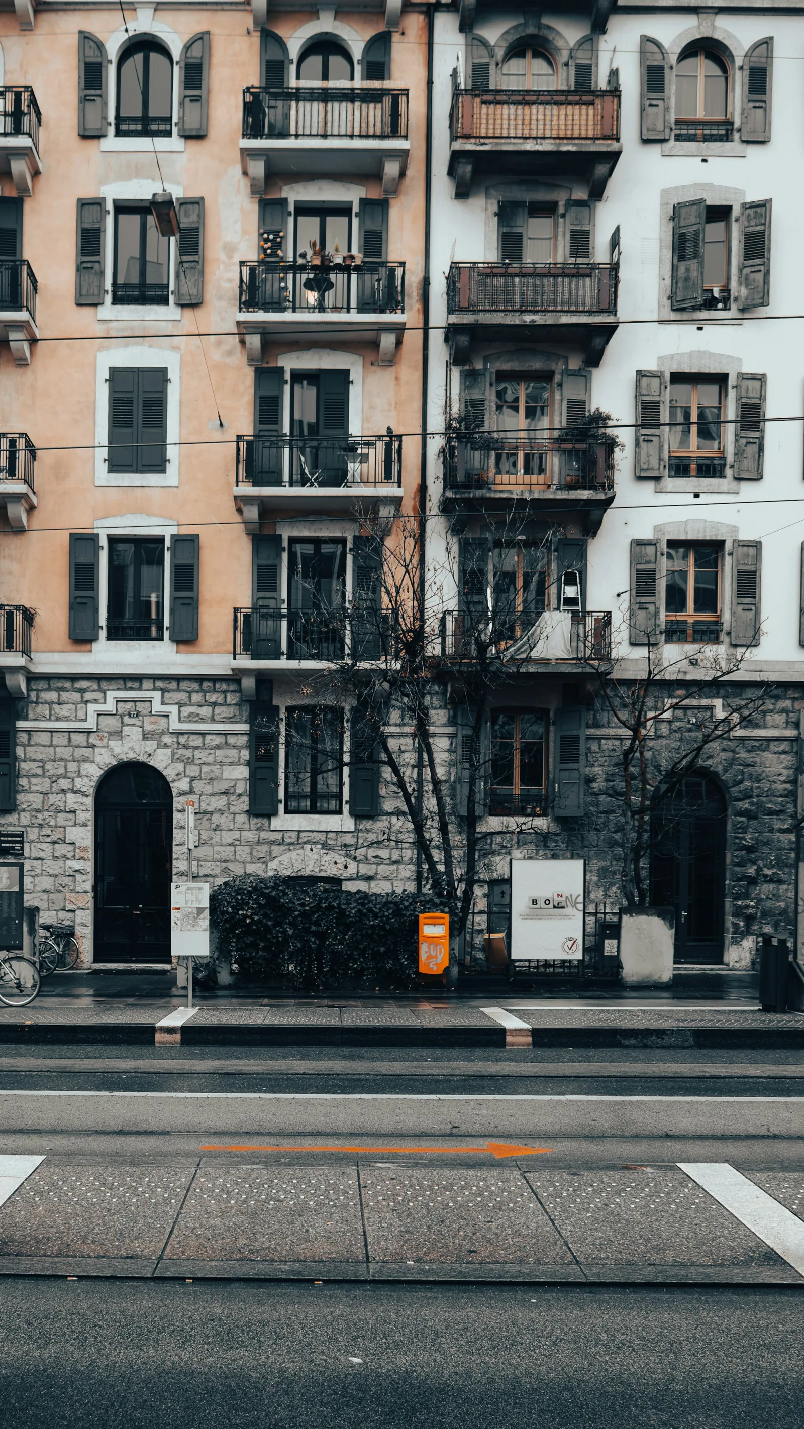 Façades d’immeubles avec balcons et volets à Genève.
