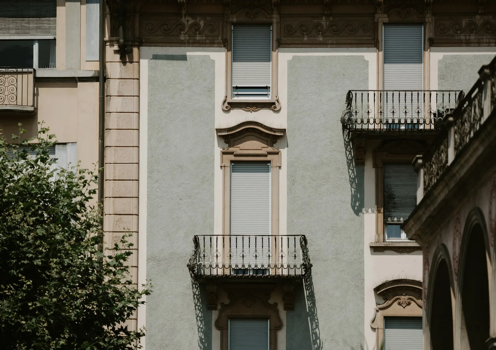 Façade et balcons d’un immeuble à Locarno.