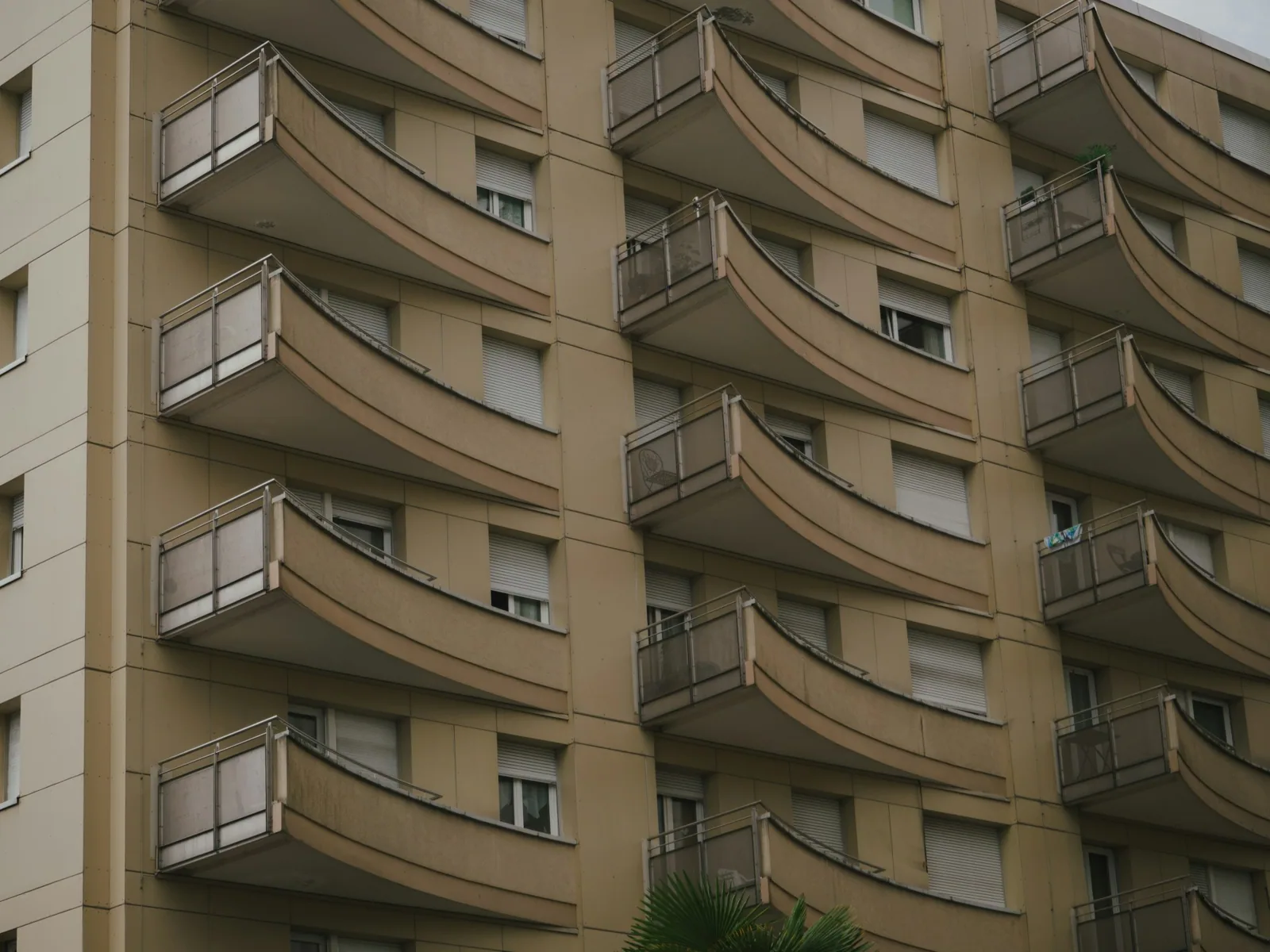 Balcons courbes d’un immeuble résidentiel à Montreux.