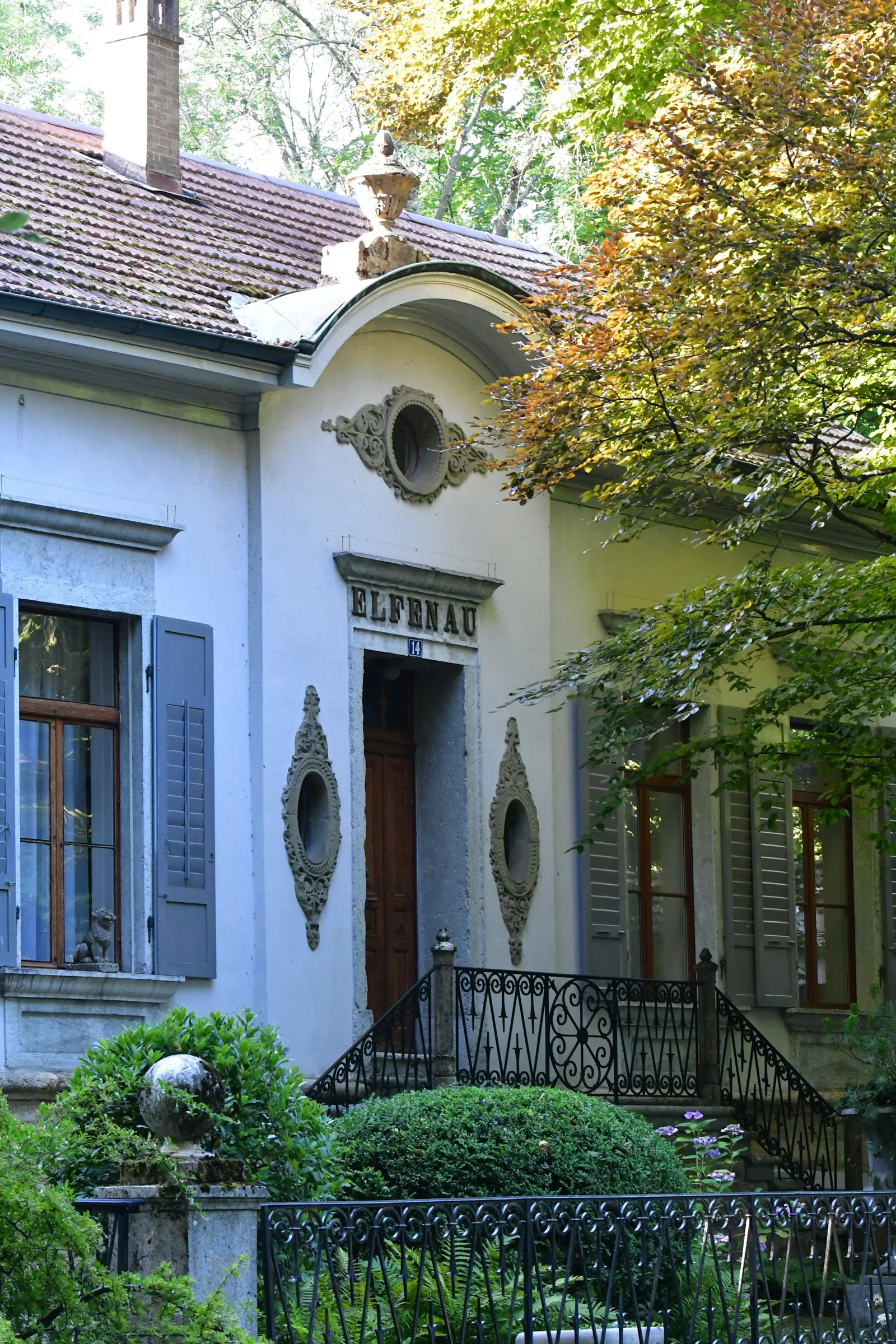 Façade d’une maison blanche sur la promenade de la Suze à Bienne.