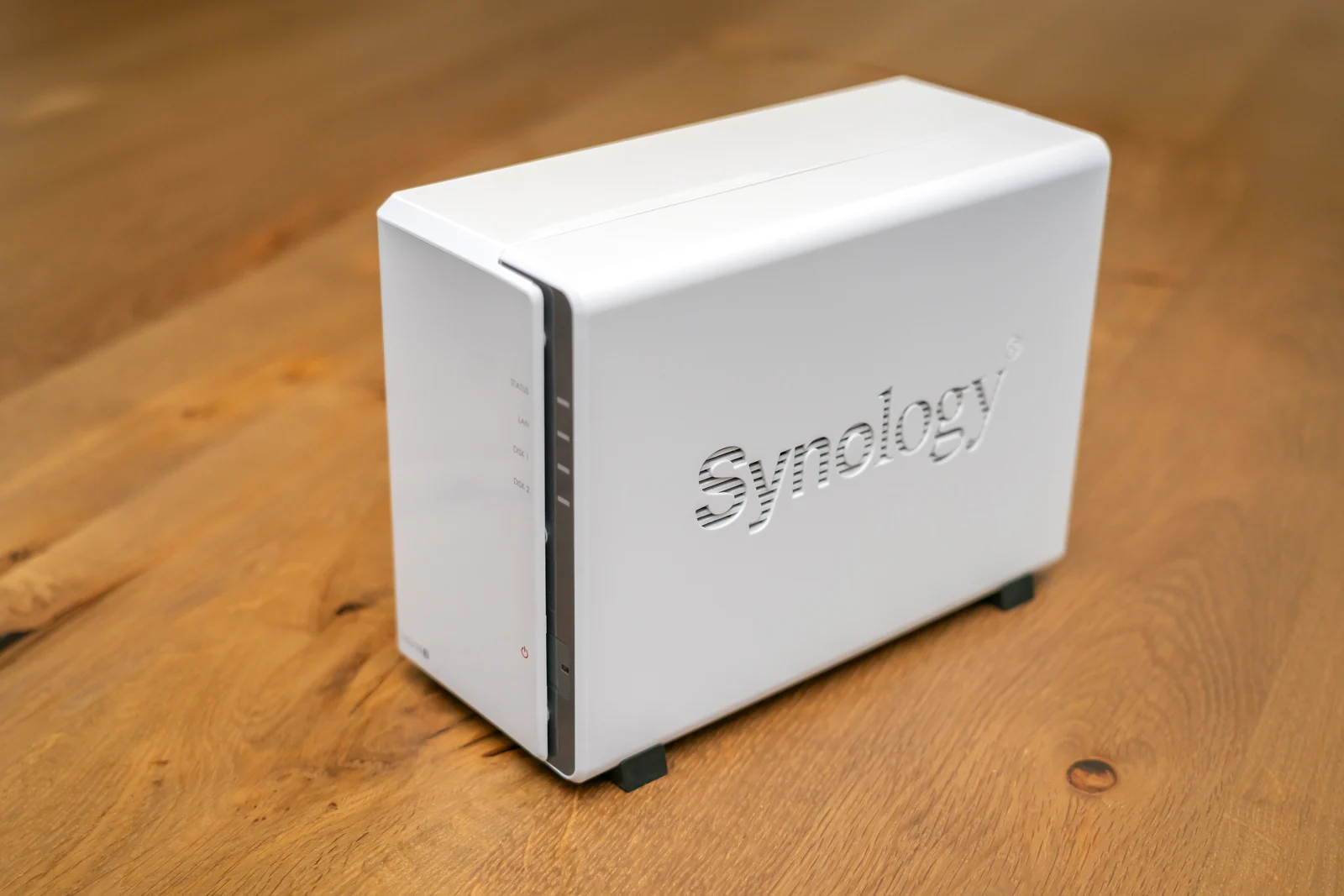 Boîtier NAS domestique Synology DiskStation sur une surface en bois