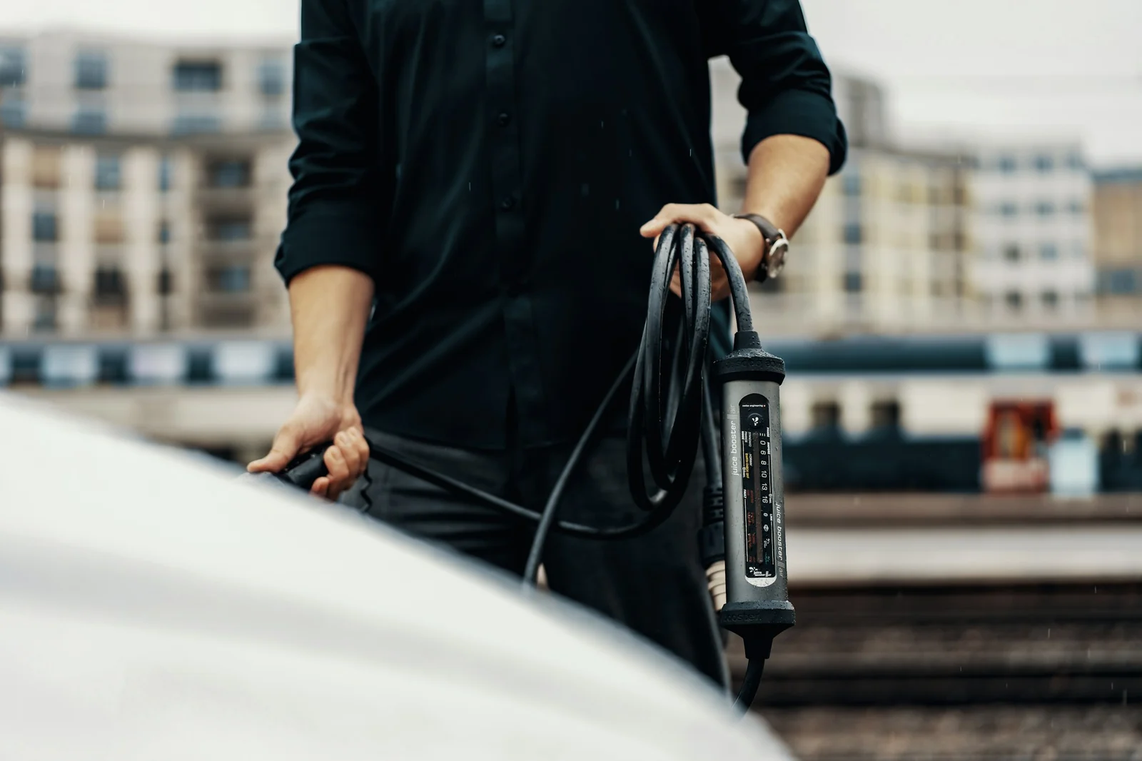 Manipulation d’un câble de recharge pour voiture électrique