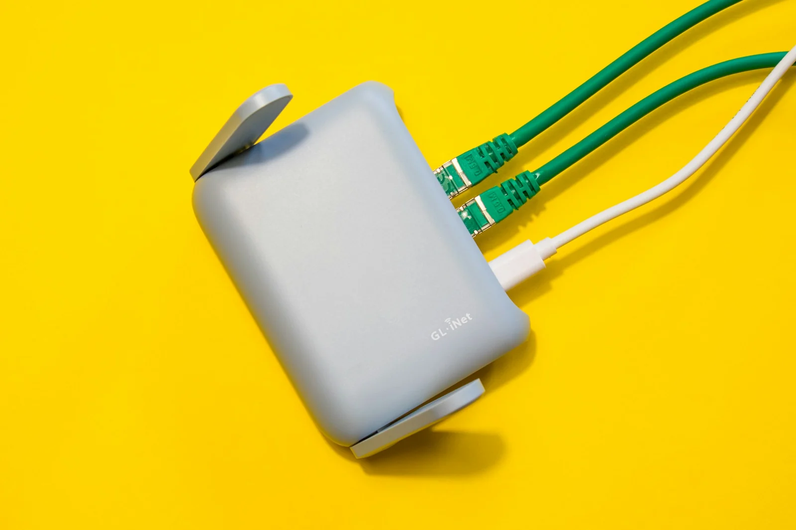 Routeur compact et câbles Ethernet