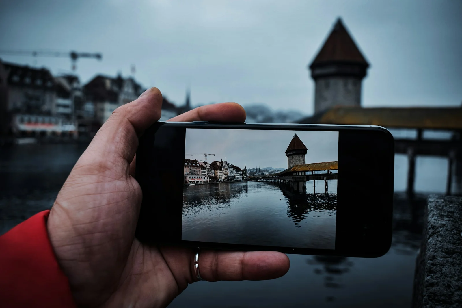 Utilisation d’un téléphone pendant une visite à Lucerne