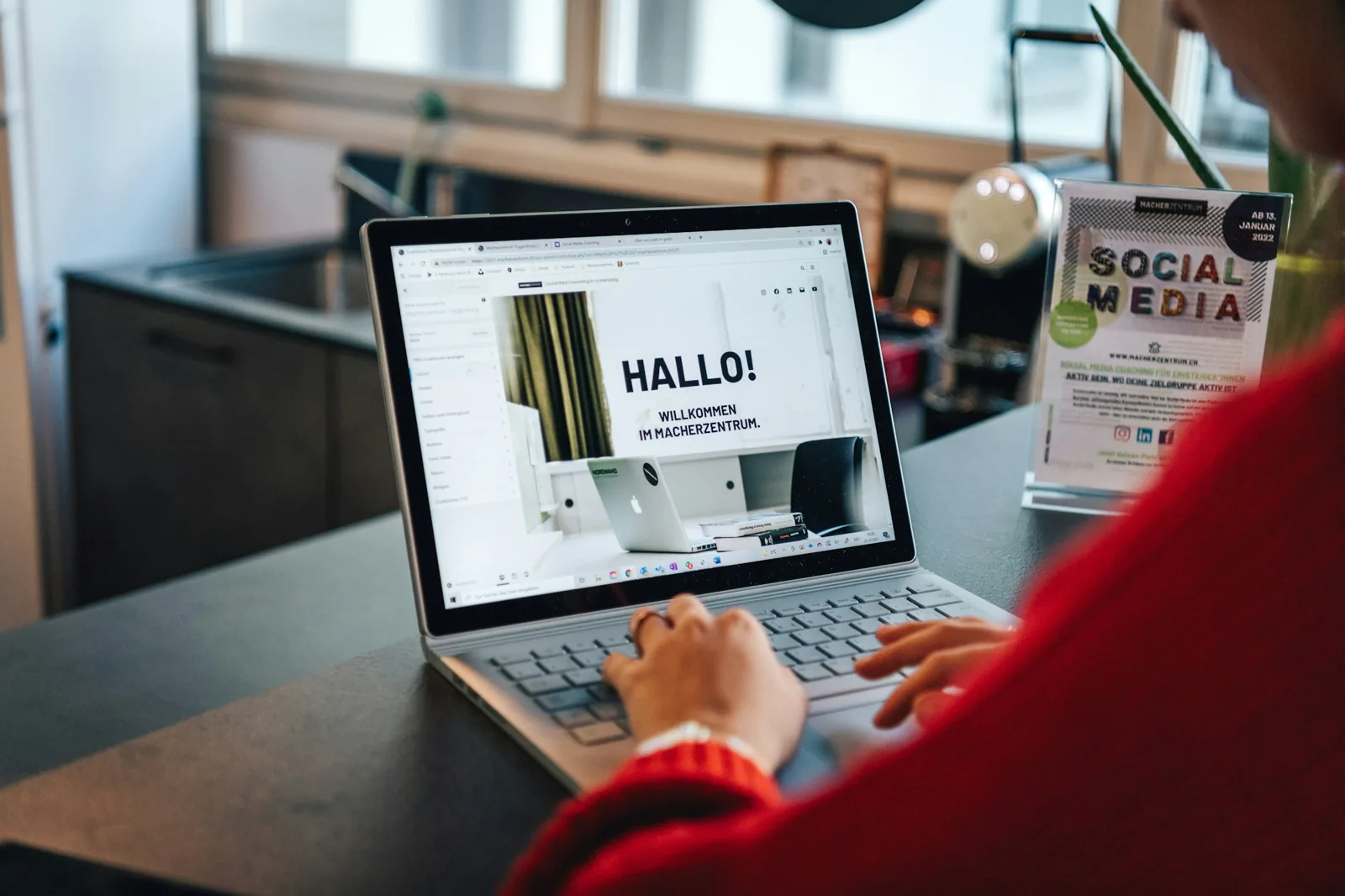 Personne travaillant sur un ordinateur dans un espace de coworking à Lichtensteig.