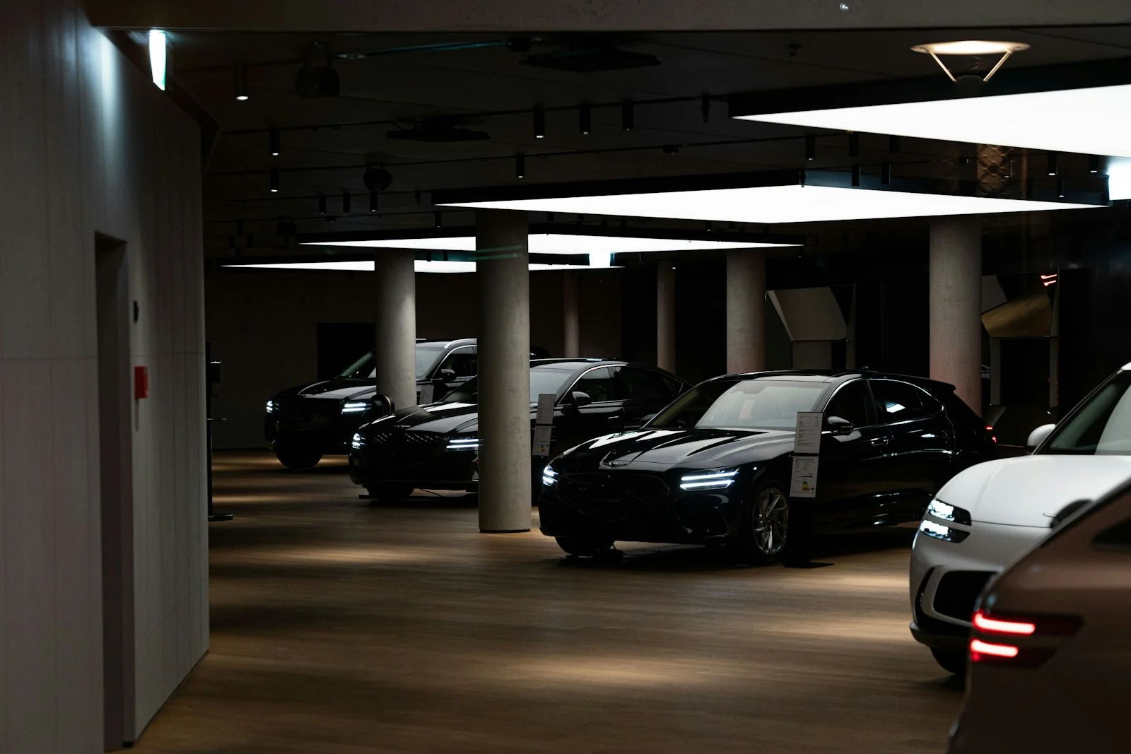 Voitures récentes exposées dans un garage en Suisse