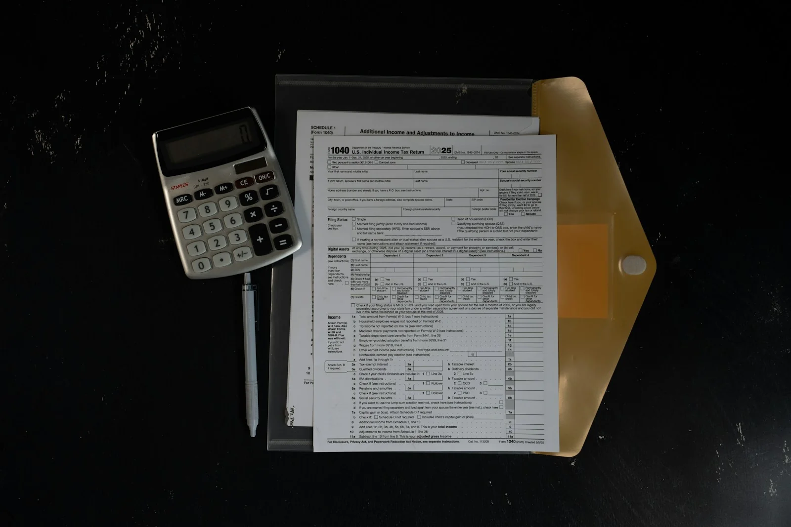 Calculatrice et documents pour préparer un budget.