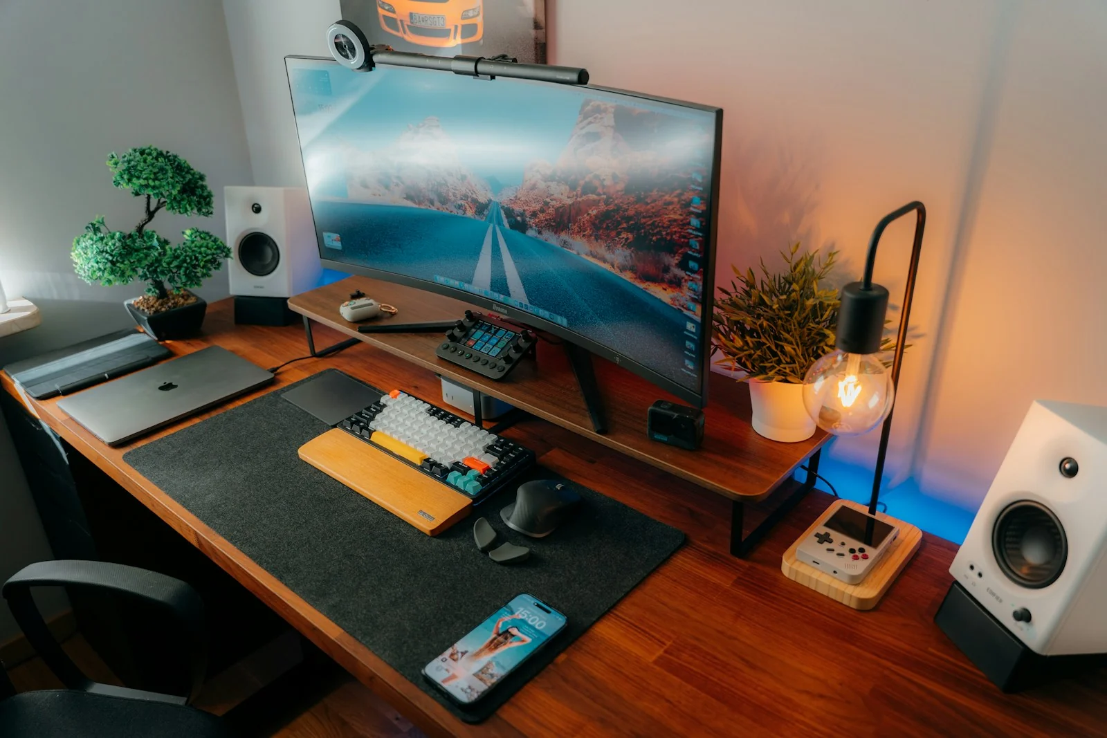 Poste informatique avec écran, clavier et accessoires.