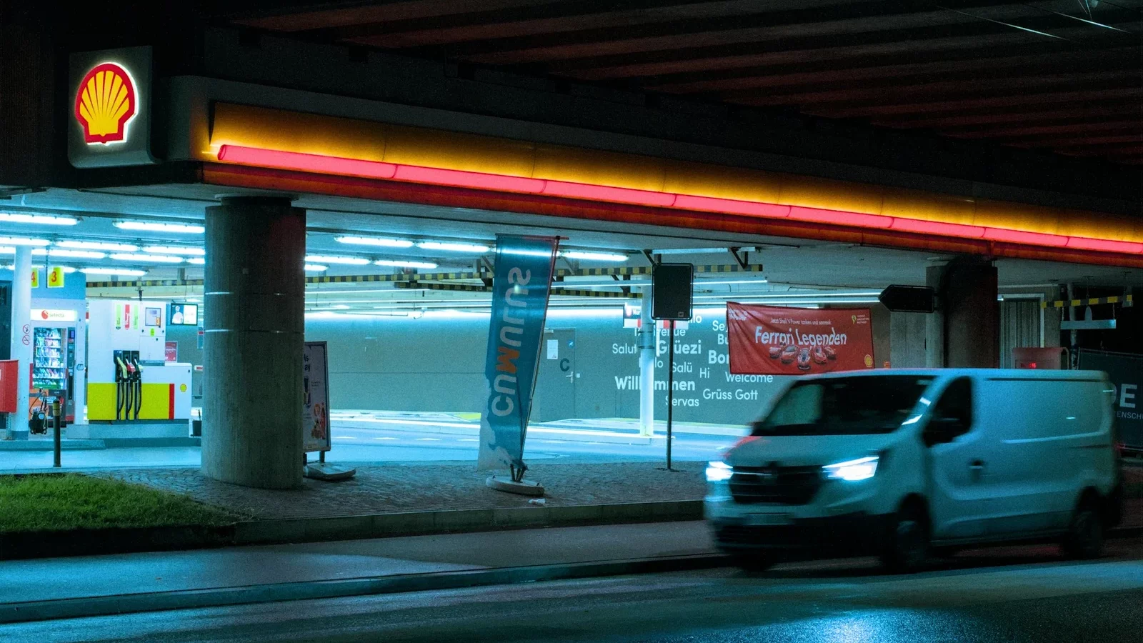 Station-service éclairée à Zurich
