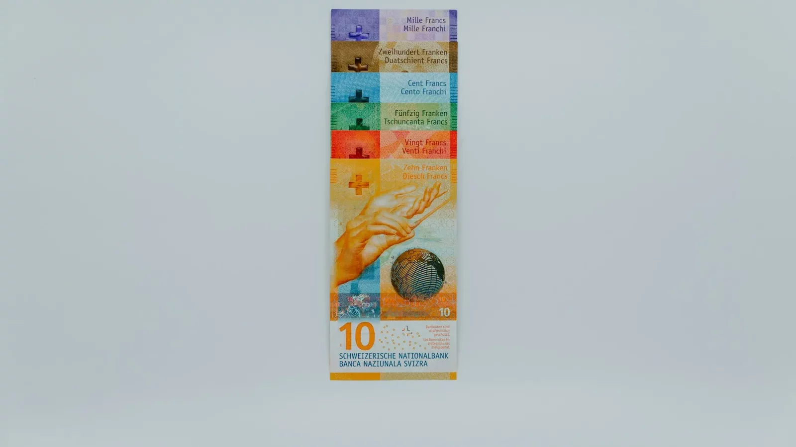 Billets de francs suisses alignés par valeur.