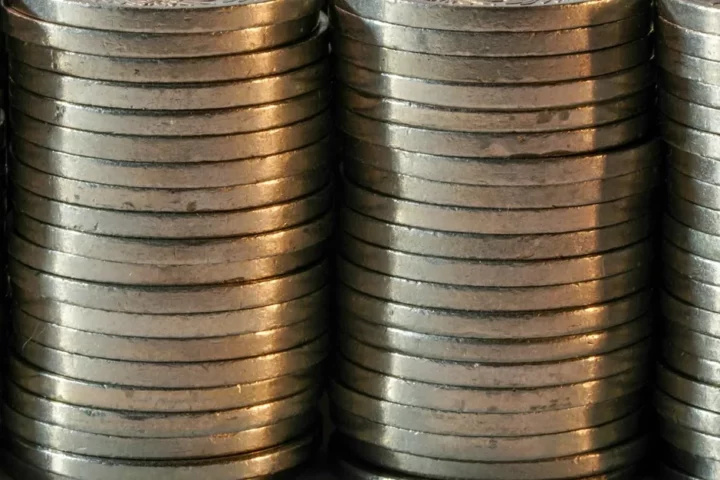 Plusieurs piles de pièces de francs suisses.