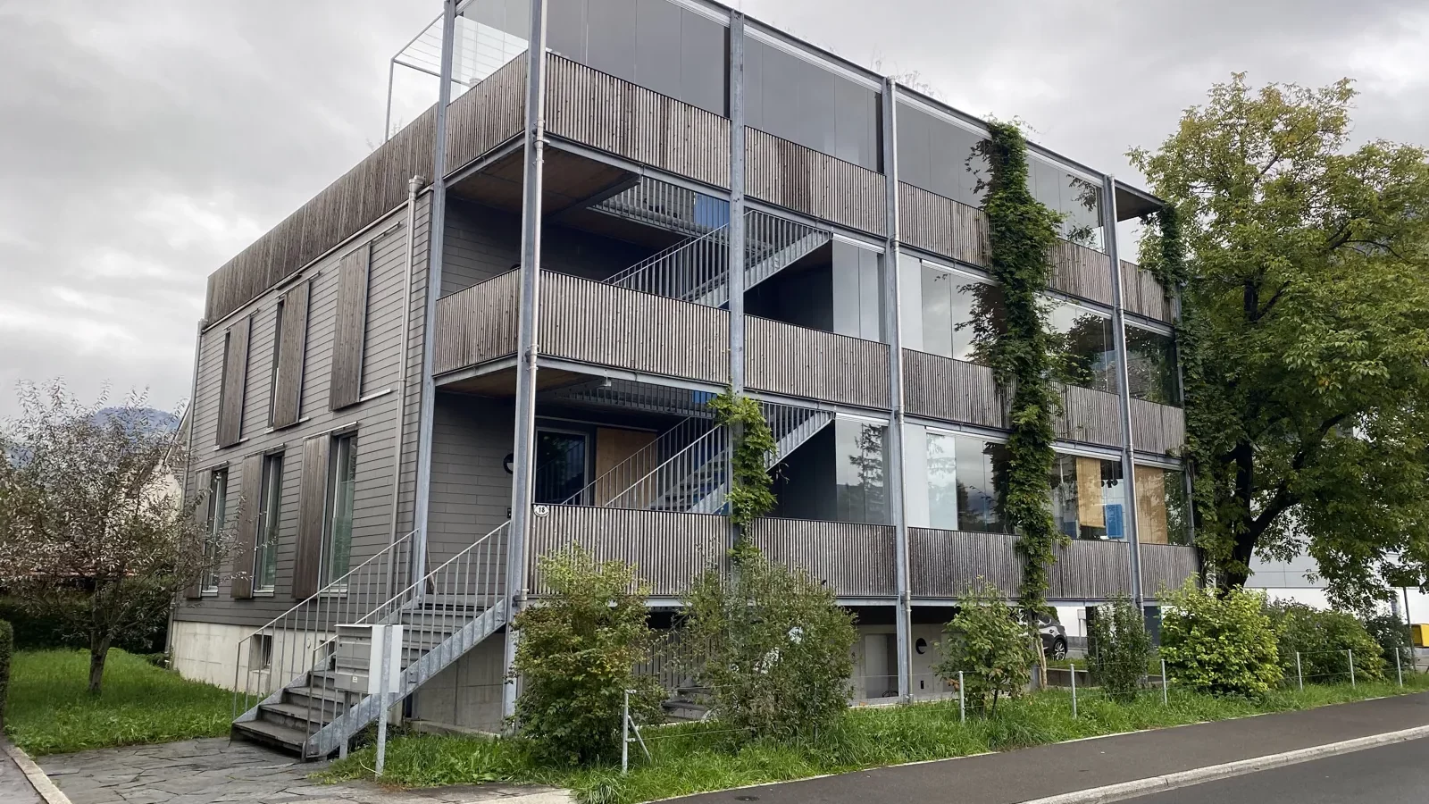 Immeuble résidentiel contemporain avec balcons à Brunnen, dans le canton de Schwyz.