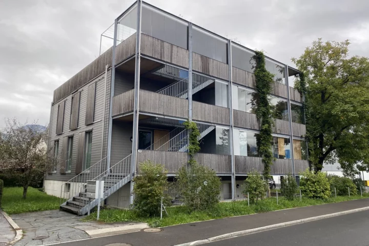 Immeuble résidentiel contemporain avec balcons à Brunnen, dans le canton de Schwyz.