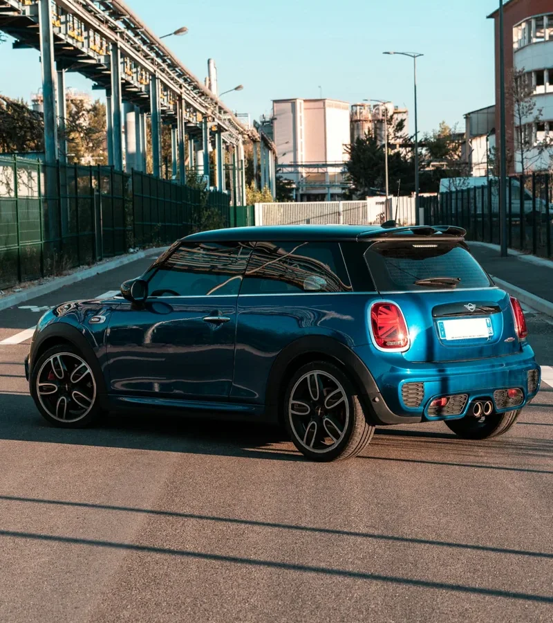Voiture bleue stationnée au bord d’une rue.