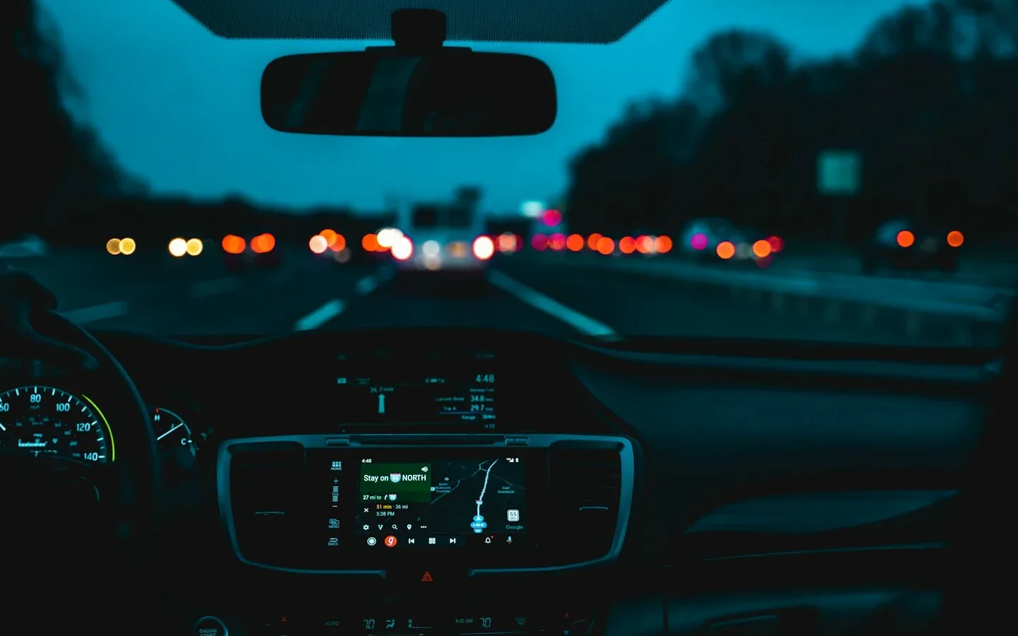 Vue du tableau de bord et de la route depuis une voiture.