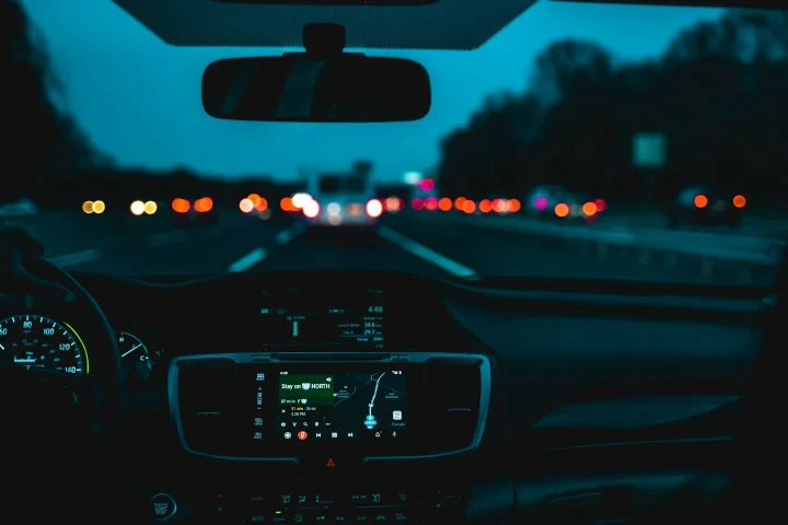 Vue du tableau de bord et de la route depuis une voiture.