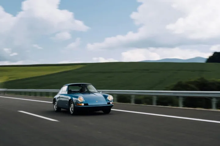 Voiture circulant sur une route bordée de collines.