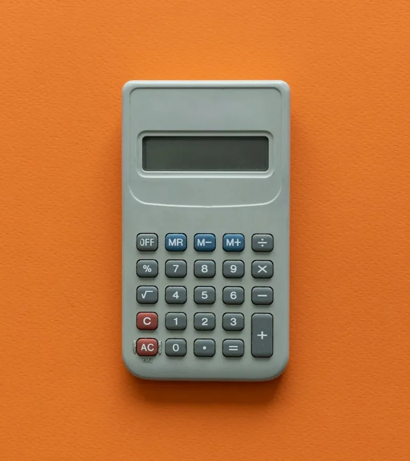 Calculatrice posée sur une table orange.