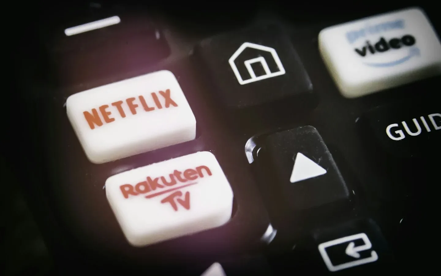 Télécommande avec touches de services de streaming.