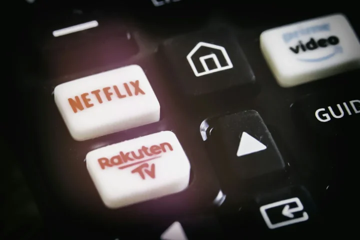 Télécommande avec touches de services de streaming.
