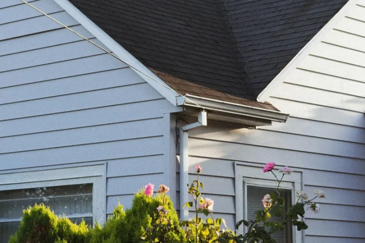 Détail du toit et de la façade en bois d’une maison.