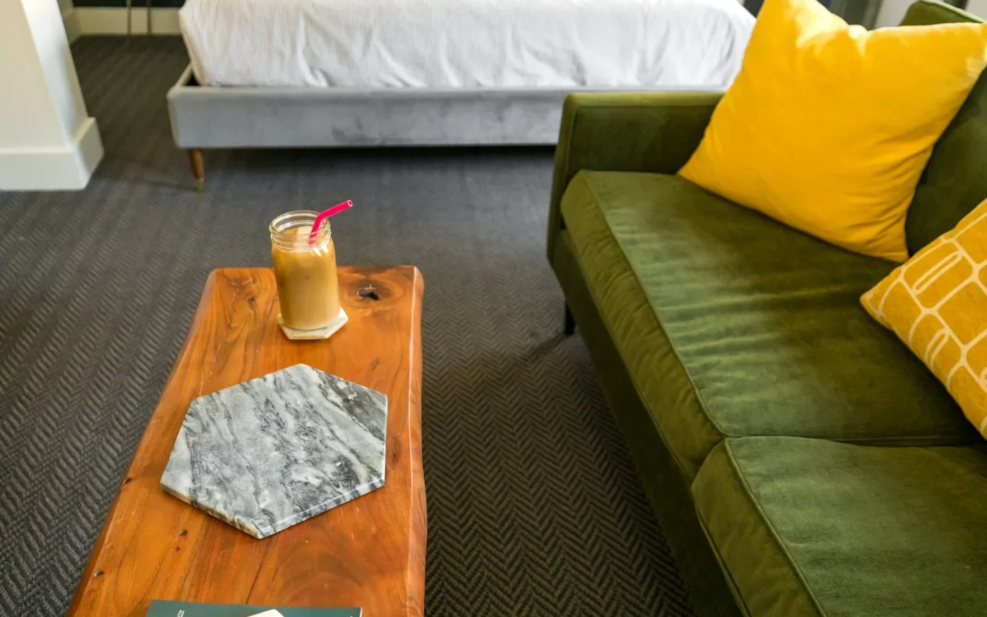 Canapé et table basse dans un petit logement.