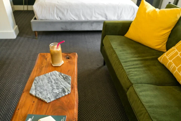 Canapé et table basse dans un petit logement.