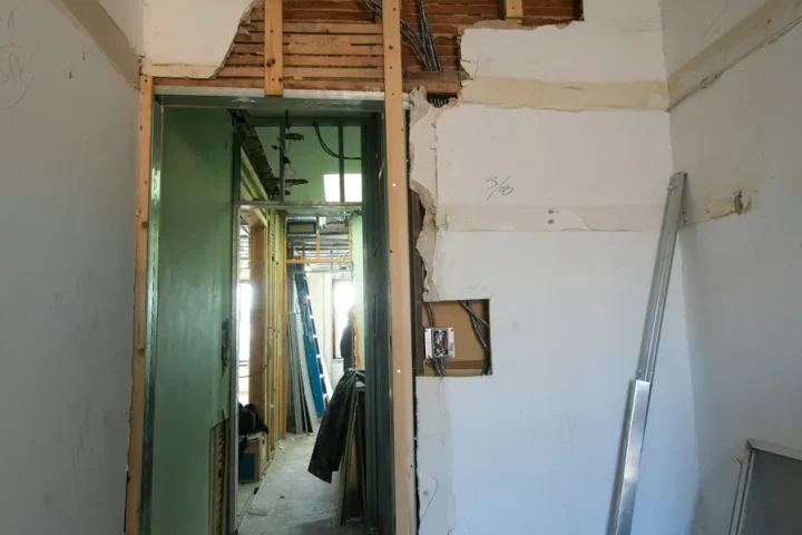 Cloisons ouvertes et structure visible dans une pièce en rénovation.