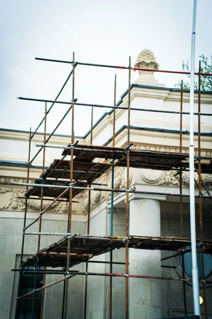 Échafaudage installé contre la façade d’un bâtiment.