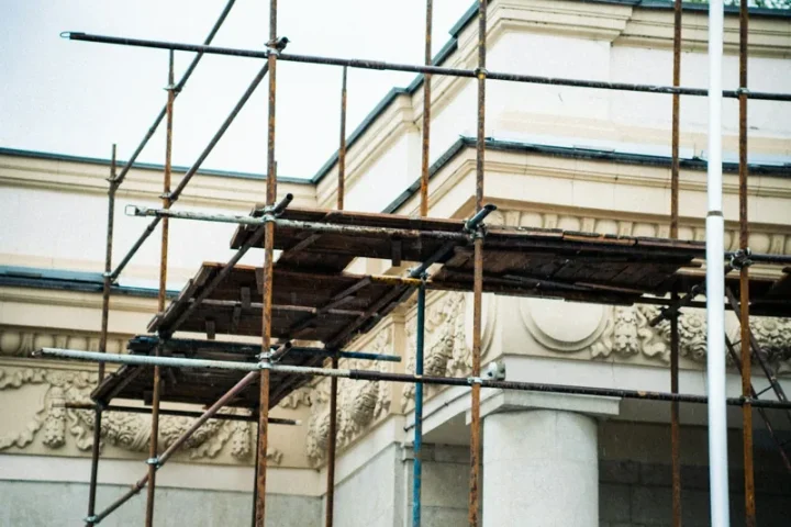 Échafaudage installé contre la façade d’un bâtiment.