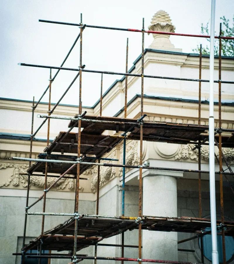 Échafaudage installé contre la façade d’un bâtiment.
