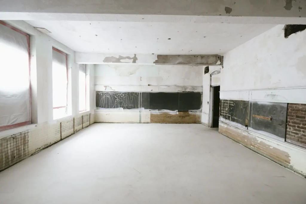 Grande pièce vidée pendant des travaux de rénovation.